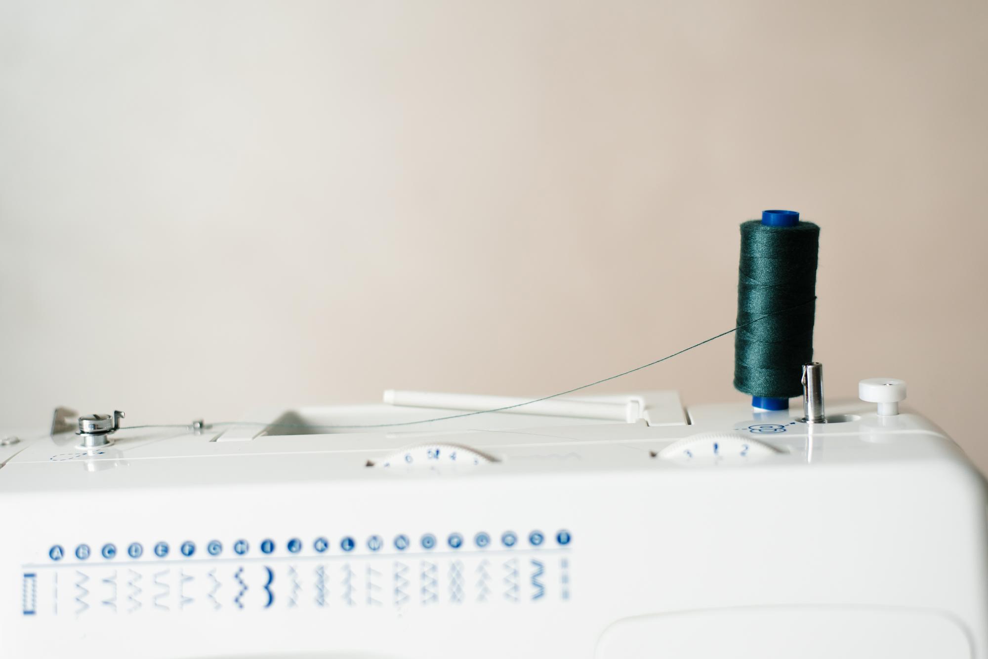 Werkstattarbeitsplatz mit Stickmaschine und Display